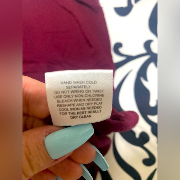 💰2/$10 Womens Maroon Tank Top-size L - Picture 6 of 7